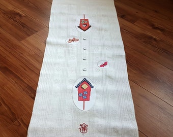 Tischläufer 116x41 cm - Leinen mit Muster - Vogelkästen/Schmetterlinge in Kreuzstich - mit Zierstichen von Hand