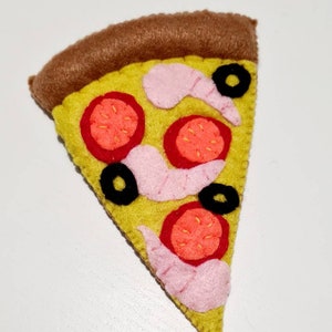 Pizza à l’herbe à chat / pizza aux crevettes / pizza au feutre / pizza à l’herbe à chat en feutre