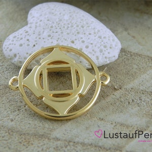 Könnte beinhalten: Goldfarbener Metall-Anhänger mit einem runden Design und einem Quadrat in der Mitte. Der Anhänger hat ein ausgeschnittenes Design und ist perfekt für die Schmuckherstellung.