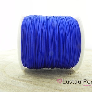 Könnte beinhalten: Eine Spule mit leuchtend blauem elastischem Band, perfekt für die Schmuckherstellung oder Bastelprojekte.