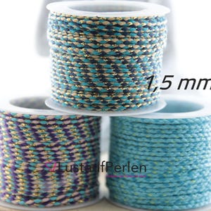Könnte beinhalten: Drei Spulen dekorativer Kordel in verschiedenen Farben. Die obere Spule ist blau, türkis und goldfarben. Die mittlere Spule ist lila, rosa und goldfarben. Die untere Spule ist türkis. Der Text "1,5 mm" ist sichtbar.