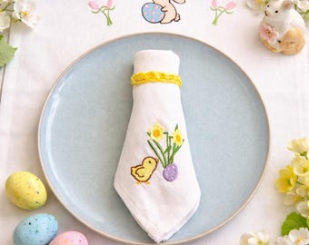 Bestickte Oster Servietten und Tischsets, weiß aus 100% Baumwolle mit personalisiertem Holzanhänger in Geschenkbox