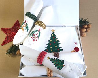 Weihnachtliches Servietten & Tischdecken Set mit Hohlsaum 'Classic' bestickt, mit gehäkelten Serviettenringen aus Bast, in Geschenkbox