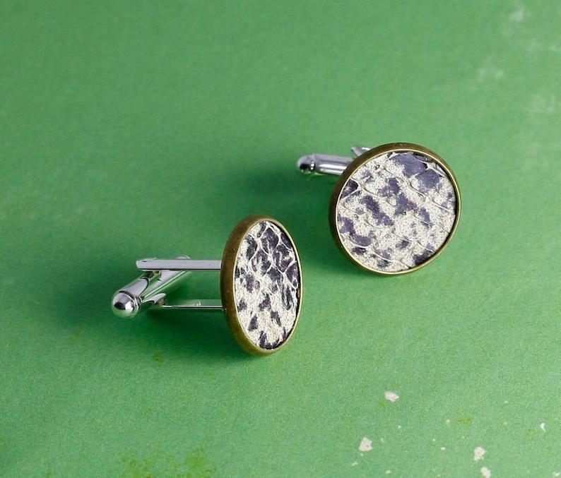 Cuff buttons with leather snake skin black