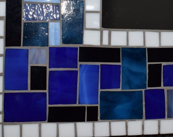 Specchi in mosaico con campi blu