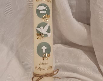 Communion candle 30 x 5 or 30 x 6 cm in white or ivory. Circles in emerald green. Symbols in white and gold. Also suitable for baptism