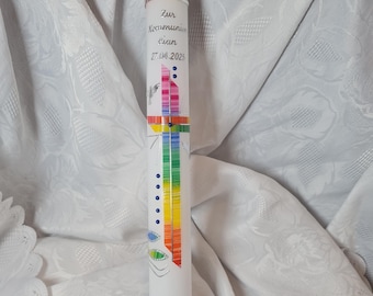 May include: White communion candle with a rainbow design and the text "Zur Kommunion Lian 27.04.2023" in silver lettering.