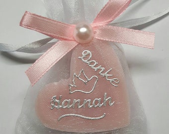 Festgåva: Fårmjölktvål i rosa hjärta med namn och tack, duva