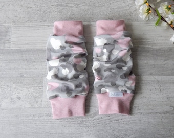 Babystulpen ca. 3-24 Monate Beinstulpen, Stulpen aus Jersey in grau mit Herzen und Bündchen in rosa