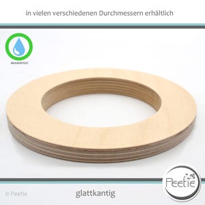 Könnte beinhalten: Ein runder Holzring mit glatten Kanten. Der Ring besteht aus mehreren Schichten Sperrholz und ist wasserfest. Der Ring ist in verschiedenen Durchmessern erhältlich.