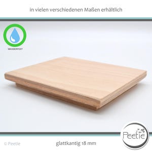Könnte beinhalten: Ein helles, rechteckiges Holzbrett mit glatter, ebener Oberfläche. Das Brett ist 1,8 cm dick und scheint wasserfest zu sein. Das Produkt ist wahrscheinlich ein Holztablett oder eine Holzbasis.