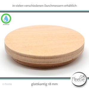 Könnte beinhalten: Eine runde, hellfarbene Holzscheibe mit glattem Rand, 18 mm dick. Die Scheibe besteht aus geschichtetem Holz und hat ein natürliches Holzmaserungsmuster. Der Text auf dem Bild lautet "in vielen verschiedenen Durchmessern erhältlich" und "glattkantig 18 mm".