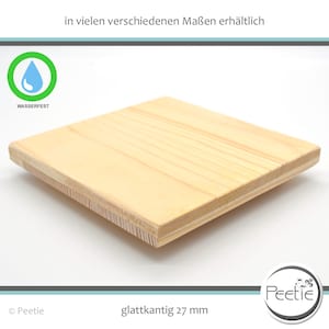 Könnte beinhalten: Ein helles, quadratisches Holzbrett mit glatter, ebener Oberfläche. Das Brett hat eine abgeschrägte Kante und ist etwa 2,7 cm dick. Der Text "WASSERFEST" ist sichtbar, zusammen mit dem Text "glattkantig 27 mm".