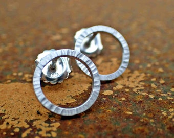 Kringel-Ohrringe mit oder ohne Struktur | Silber-Ohrringe | kleine Kreise am Ohr | Ohrringe aus Silber