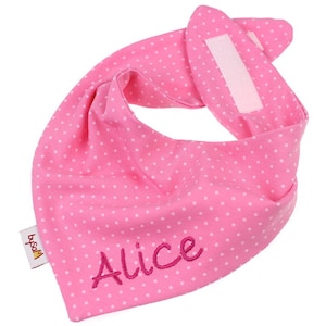 Puede incluir: Bandana rosa para bebé con lunares blancos y el nombre "Alice" bordado en rosa.