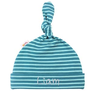 Puede incluir: Un gorro de bebé a rayas turquesa y blanco con un nudo en la parte superior. El gorro tiene el nombre "Liam" bordado en la parte delantera.