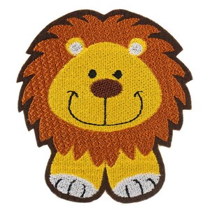 Può includere: Un'applicazione di leone ricamata in marrone e giallo con un viso sorridente. Il leone ha una criniera marrone e artigli bianchi.