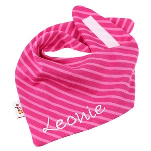 Puede incluir: Bandana de rayas rosas y blancas con cierre de velcro blanco y el nombre "Leonie" bordado en blanco.