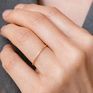 Ring 14K Gold Filled "Sparkle" 1mm, filigraner minimalistischer Stapelring, schmaler zarter Ring