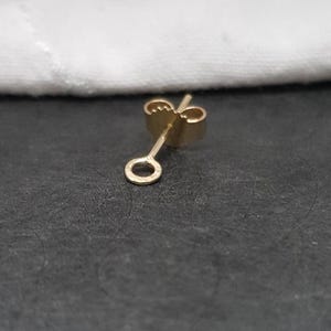 585 Gold Ohrringe Piercing "Gehämmert" Solid 14K, kleiner Ohrstecker minimalistisch, Curated Ear Schmuck, auch für zweites / drittes Ohrloch