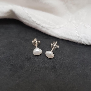 Barock Perlen Ohrstecker 925 Silber, asymmetrische Perlenohrringe, Helix Piercing Perlen, 3mm - 4mm Perlen Ohrringe, Süßwasserperlen, Perle