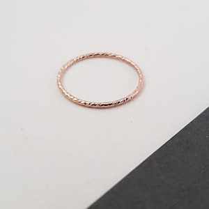 Ring Sparkle Rose Gold Filled 1mm // schmaler Ring, Ring minimalistisch, funkelnder Ring, Ring Rosegold, Stapelring, Stacking, facettiert Bild 2