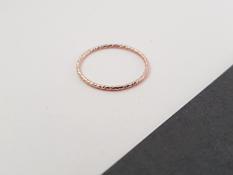 Ring Sparkle Rose Gold Filled 1mm // schmaler Ring, Ring minimalistisch, funkelnder Ring, Ring Rosegold, Stapelring, Stacking, facettiert Bild 2