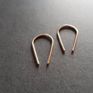 Ohrringe Minimalist M 585 Rotgold oder Rosé Gold Filled // nachhaltige Ohrringe, schlichte Creolen, Hufeisen Ohrringe, offene Ohrringe Bild 5