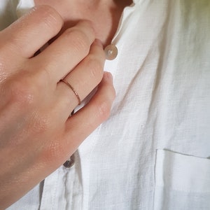 Ring Sparkle Rose Gold Filled 1mm // schmaler Ring, Ring minimalistisch, funkelnder Ring, Ring Rosegold, Stapelring, Stacking, facettiert Bild 4