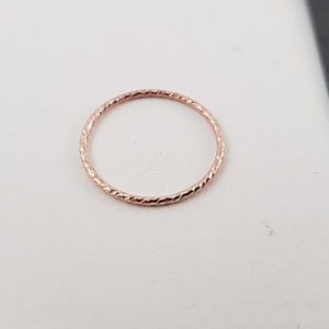 Ring Sparkle Rose Gold Filled 1mm // schmaler Ring, Ring minimalistisch, funkelnder Ring, Ring Rosegold, Stapelring, Stacking, facettiert Bild 3