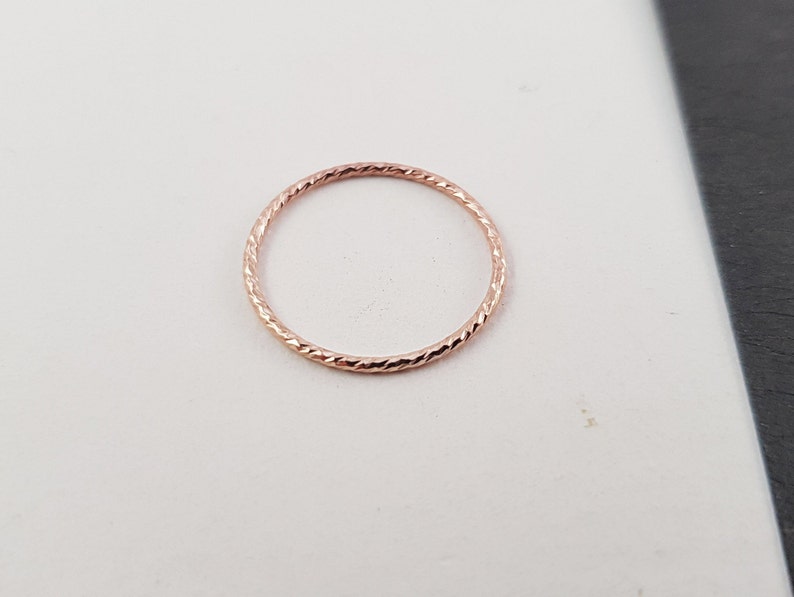 Ring Sparkle Rose Gold Filled 1mm // schmaler Ring, Ring minimalistisch, funkelnder Ring, Ring Rosegold, Stapelring, Stacking, facettiert Bild 3