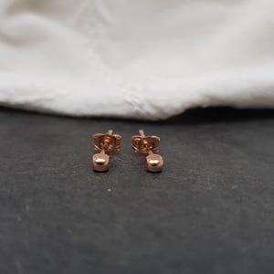 kleine Ohrstecker 2mm Rosegold Filled, Piercing Helix, Mini Ohrstecker, eckige Ohrringe, organische Ohrringe, Ohrringe gehämmert, Roségold
