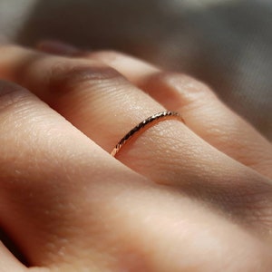 Ring Sparkle Rose Gold Filled 1mm // schmaler Ring, Ring minimalistisch, funkelnder Ring, Ring Rosegold, Stapelring, Stacking, facettiert Bild 5