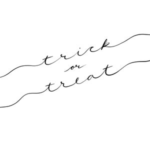 Puede incluir: Caligraf&iacute;a dibujada a mano en tinta negra sobre un fondo blanco que dice "trick or treat".