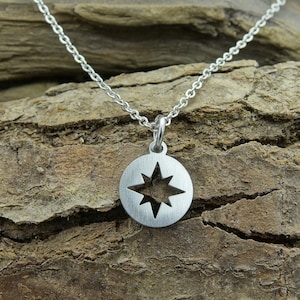 Delicata collana in acciaio inossidabile con pendente a forma di bussola, regalo personale