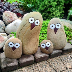 Eulen aus Stein, 4er Set: stilvolle und langlebige Gartendekoration, perfekte Geschenkidee für Naturliebhaber und Freunde.