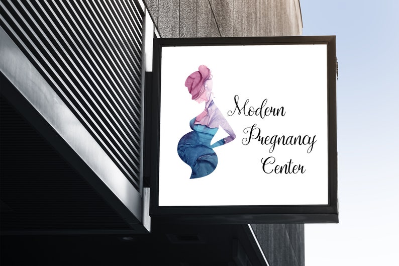 Puede incluir: Un letrero para un Centro de Embarazo Moderno. El letrero presenta una ilustraci&oacute;n en acuarela de una persona embarazada en tonos de azul, morado y rosa. El texto est&aacute; en cursiva elegante.
