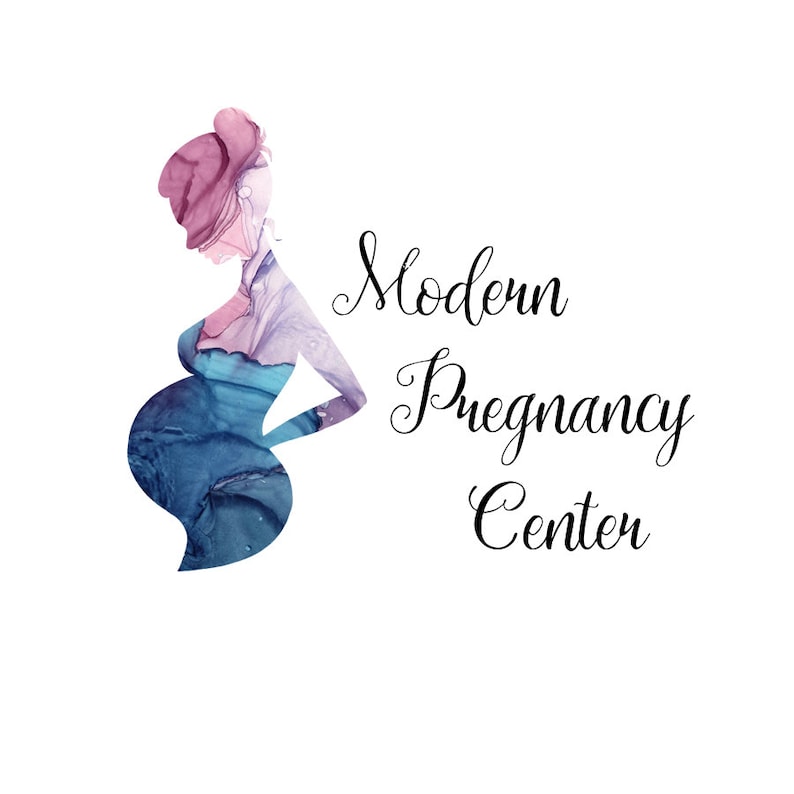 Puede incluir: Un logotipo para un centro de embarazo presenta la silueta de una persona embarazada con un efecto de acuarela en tonos azules, morados y rosas. Las palabras "Modern Pregnancy Center" est&aacute;n escritas en una elegante escritura.