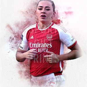 Könnte beinhalten: Eine weibliche Fußballspielerin trägt ein rot-weißes Fußballtrikot mit dem Schriftzug "Emirates Fly Better" auf der Vorderseite. Das Trikot hat das Arsenal-Logo auf der linken Brust. Die Spielerin rennt und hat einen entschlossenen Gesichtsausdruck.