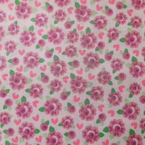 Tissu Coton Tissu Fleurs Printemps Eté Fleurs Cœurs Rose Violet Rose Cône d’école