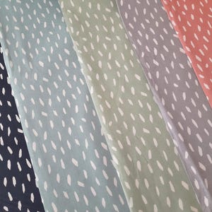 Può includere: Cinque campioni di tessuto con un motivo a linee bianche su sfondi di diversi colori. I campioni sono blu scuro, blu chiaro, verde chiaro, grigio e corallo.