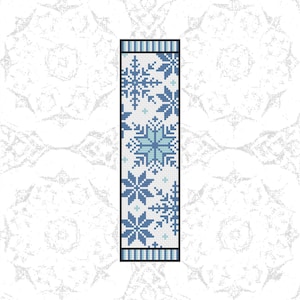 Peut inclure: Un marque-page blanc avec un motif de flocons de neige bleus. Le marque-page a une bordure noire et un haut et un bas rayés bleus et blancs.
