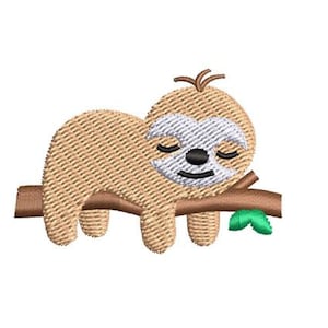 Puede incluir: Un perezoso marrón con los ojos cerrados está durmiendo en una rama marrón con una hoja verde. El perezoso está bordado en un estilo de dibujos animados.