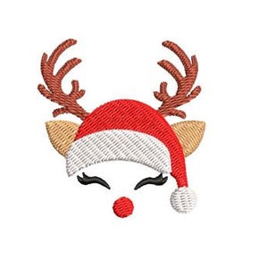 Op de afbeelding: Een rode en witte kerstmanmuts met een bruin rendiergezicht, gewei en een rode neus.