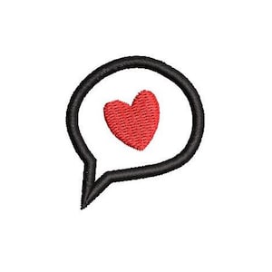 Può includere: Design ricamato con un cuore rosso all'interno di una nuvoletta nera. Il cuore è strutturato e la nuvoletta ha una forma arrotondata con una coda a punta. Il design è su sfondo bianco.