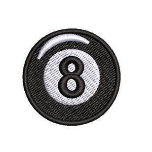 Puede incluir: Parche bordado en blanco y negro de una bola de billar con el número 8 en el centro.