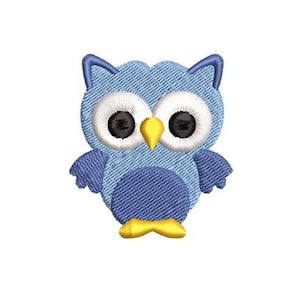 以下が含まれることがあります： 大きな白い目と黄色いくちばしを持つ青い刺繍のフクロウ。フクロウは黄色の台座の上に立っています。