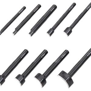 Pode incluir: Um conjunto de nove ferramentas pretas para artesanato em couro, com bordas de corte curvas e retas. Cada ferramenta é rotulada com uma medida de raio, variando de R 2,5 mm a R 25 mm. Dispostas sobre um fundo branco.