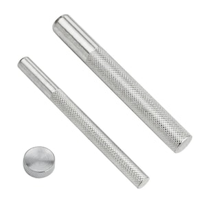 Op de afbeelding: Drie zilveren metalen gereedschappen met getextureerde handgrepen. Twee zijn lange, cilindrische ponsen en de derde is een kleine, ronde dop. De gereedschappen worden waarschijnlijk gebruikt voor knutselen of mechanisch werk.