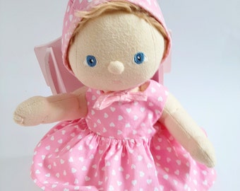 Zestaw ubrań dla lalki DINKUM . Różowa sukienka dla Lalki Dinkum. Bonnet dla Lalki